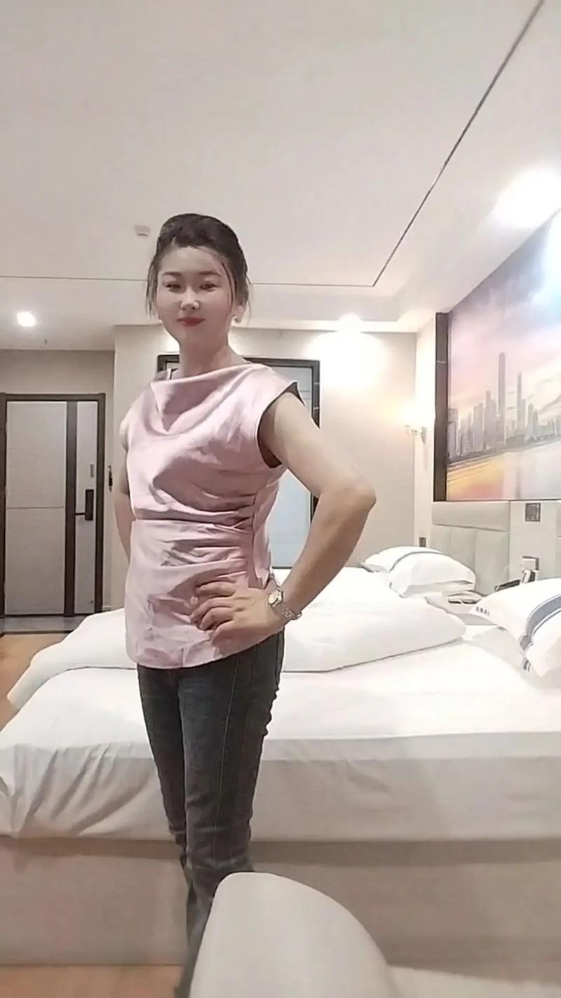 操死白丝美女的相关介绍