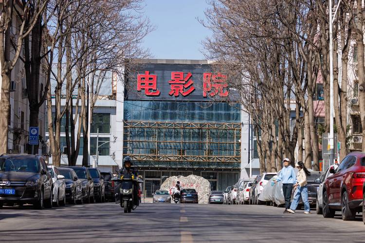 玩弄娇小屁股菊眼的相关介绍