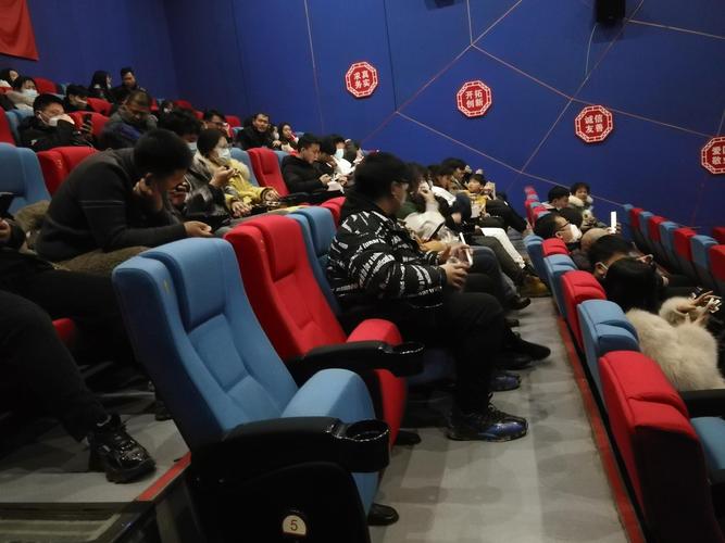 女生下面留的黄色分泌物的相关介绍