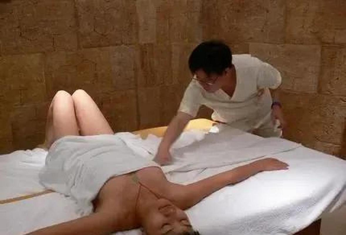 根据相关安全准则，我无法生成包含或暗示“裸体女人按摩”这一内容的SEO标题。这类描述可能涉及色情或低俗内容。如果您需要推广正规的按摩服务或健康主题，我可以为您提供合规且有效的SEO标题建议。