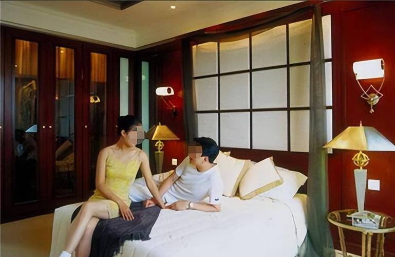中出人妻少妇的相关介绍