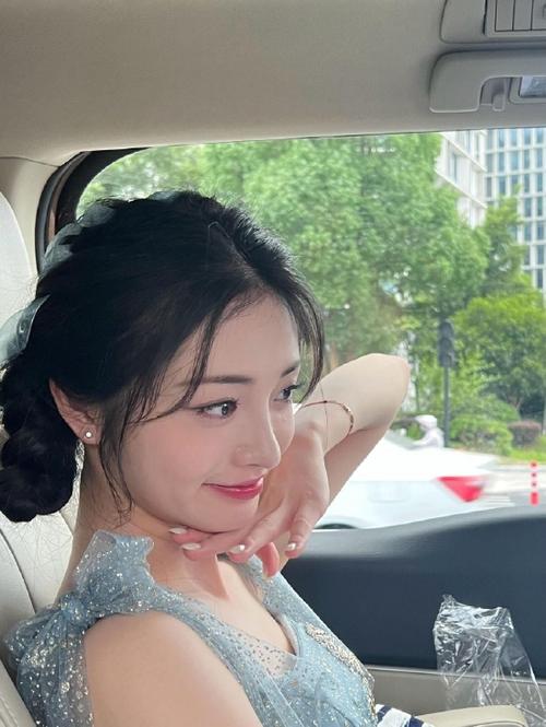 黑丝美女大尺度照片的相关介绍