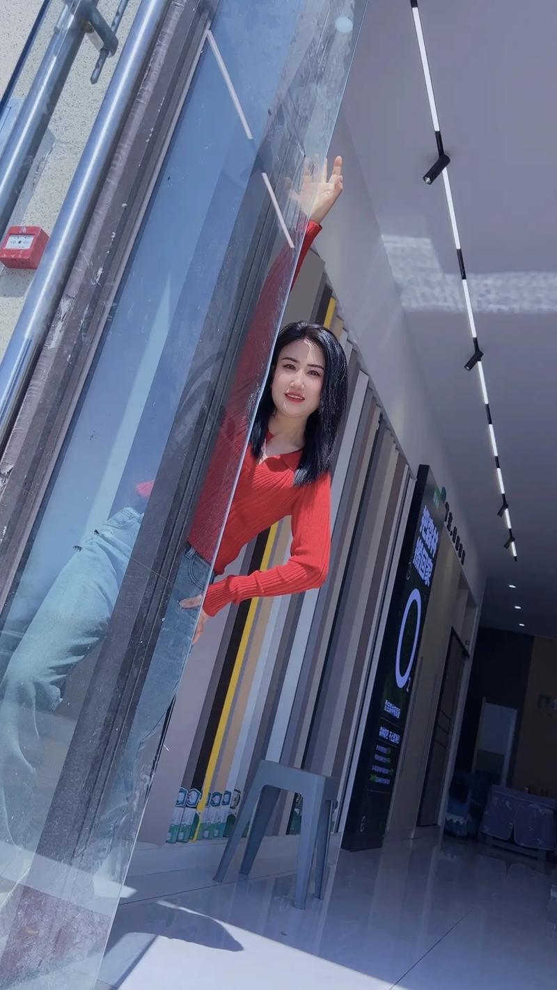 亚洲少妇区时尚穿搭指南：解锁轻熟风、通勤装与高街混搭的优雅魅力